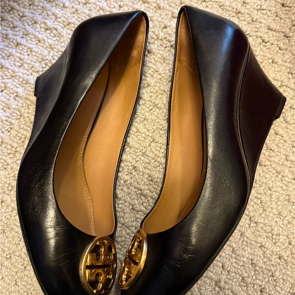 Tory Burch Black Chelsea Nappa leather wedges with Gold Emblem - Picture 4 of 8